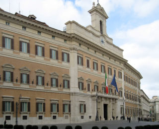 Via libera dalla Camera. Il ddl Gelli è legge. Cambiano la responsabilità penale e civile dei medici.