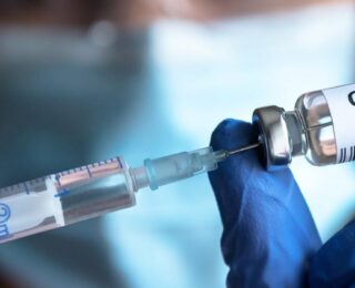 Il governo lavora allo scudo penale per i vaccinatori, il dibattito è aperto.
